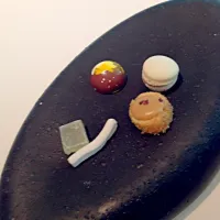 Snapdishの料理写真:ラズベリーマカロン    パッションフルーツのチョコ   ヘーゼルナッツちょこ   マシュマロ  しょうがのゼリー|みわこさん