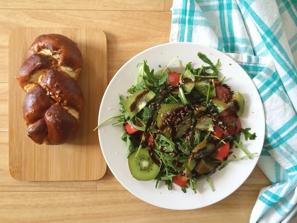 fresh and fruity salad with a lye roll 👌|CatzeMDさん