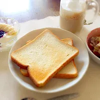 Snapdishの料理写真:トースト
手作りヨーグルト
肉じゃが
カプチーノ|あいさん