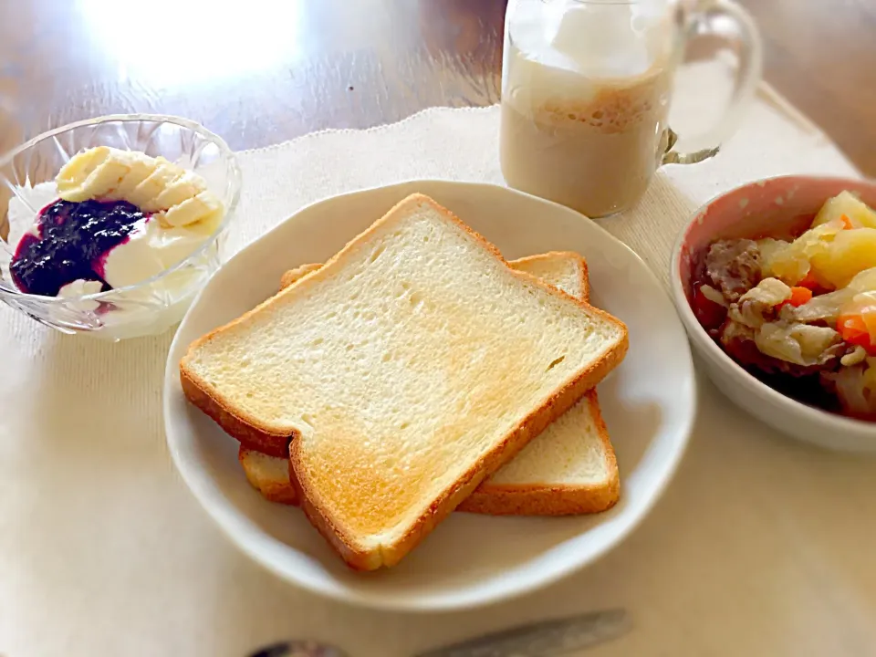 Snapdishの料理写真:トースト
手作りヨーグルト
肉じゃが
カプチーノ|あいさん