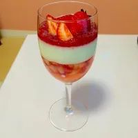 Snapdishの料理写真:いちごのグラスデザート|しおりさん