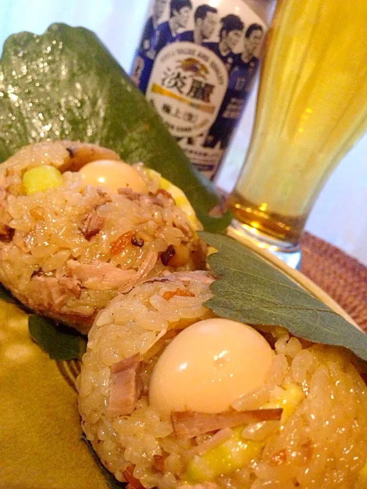 Snapdishの料理写真:かしわ中華おこわ😋🍻✨毎年こどもの日恒例の中華ちまき作る予定が、竹皮が無かった😩ので、かしわの葉っぱで。
何はともあれ、子供達の健やかな成長に乾杯です😄🍻✨|アイさん