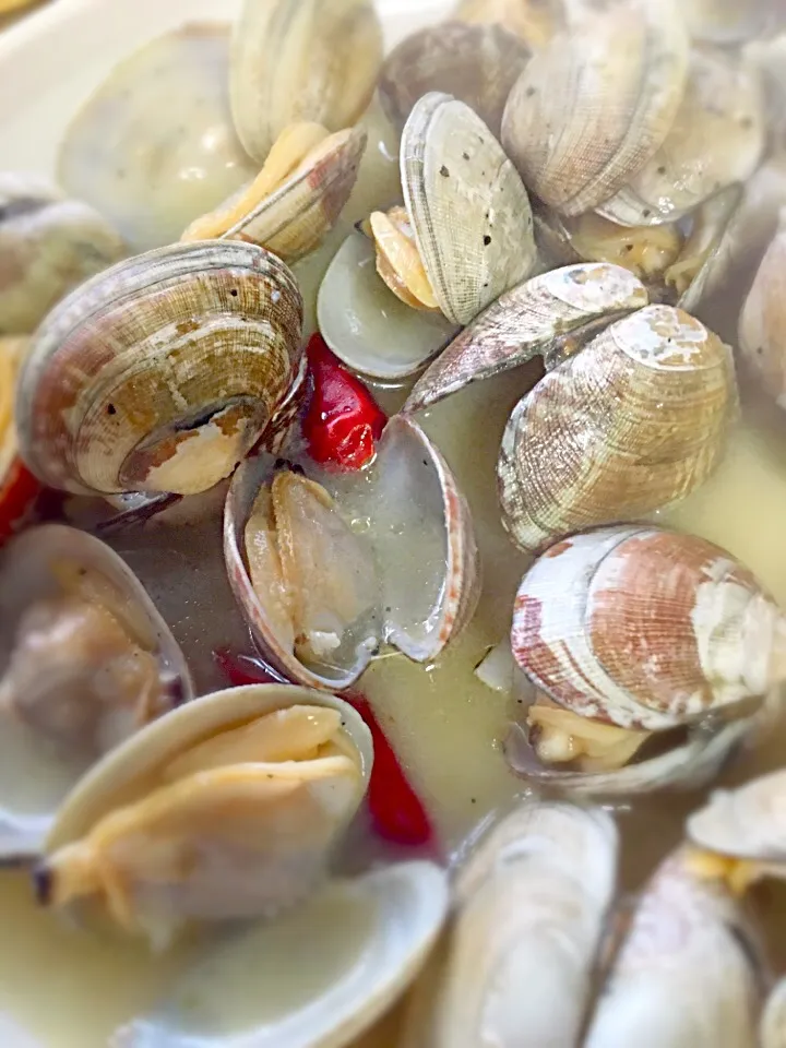 初夏を食す！
アサリの酒蒸し！
オリーブオイルとニンニクと鷹の爪を効かせて、出来上がり😊|mayuさん