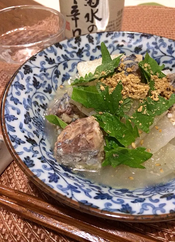 さば大根                                           水煮缶でお手軽に。後のせ大葉は手でちぎって香り良し🌿🌿|🌿ぴぴさん