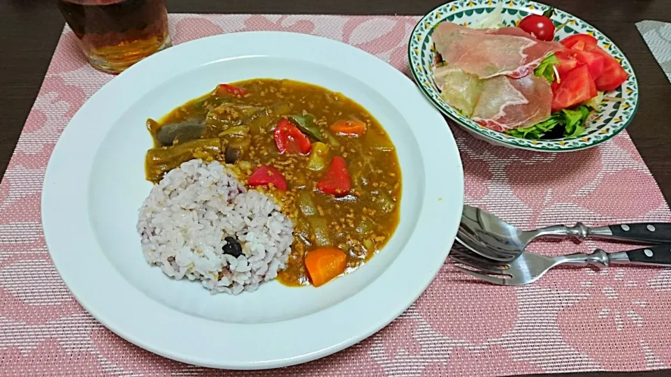 夏野菜カレーと生ハムサラダ|みんさん