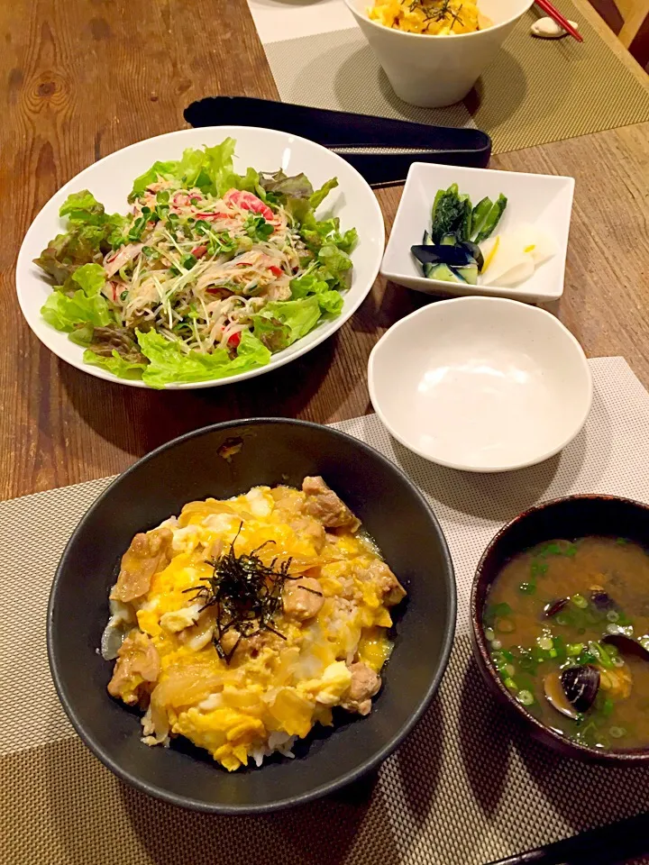 今日は、親子丼💛春雨サラダ🌿お漬物、シジミのお味噌汁✨|まみりんごさん