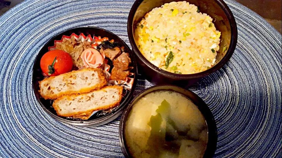 お弁当。鮭ちゃーはんとミンチカツとひき肉春雨とほうれん草とサイコロステーキポン酢とお味噌汁。3日ぶりのお弁当は楽々手抜きぃ！|エリカさん