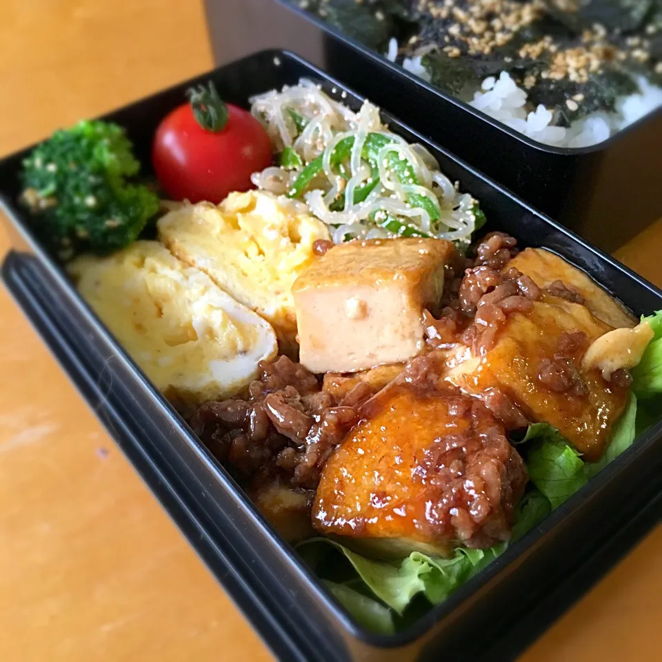 ５月6日の男子弁当。
・厚揚げとひき肉の甘辛炒め
・白滝とピーマンの炒りたらこ
・玉子焼き
・ブロッコリーの中華おひたし
・プチトマト
・海苔弁
今日のご飯量 350g|keroさん