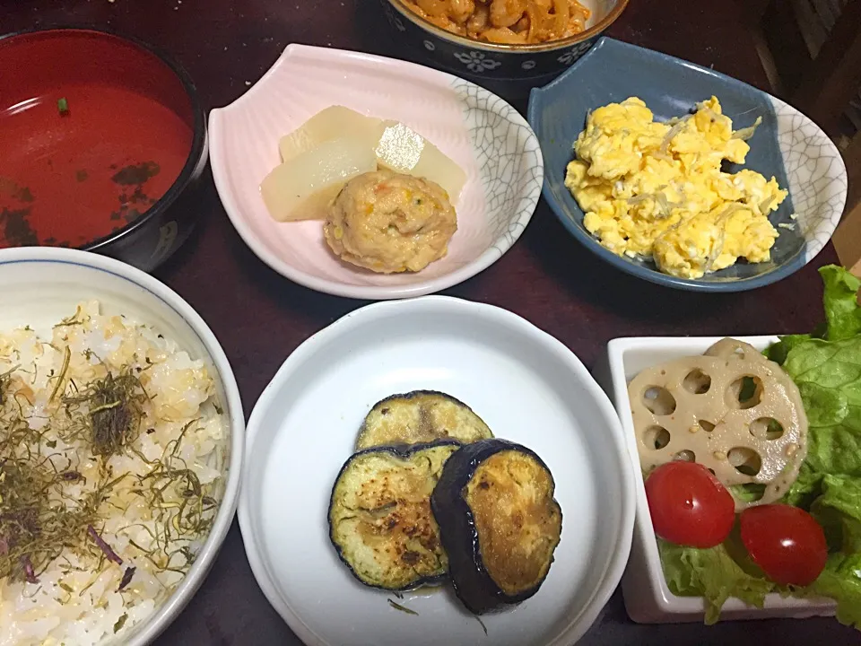 今日の朝ごはん。
ひろうすと大根の炊いたん、ちりめんジャコ炒り卵、焼きナス生姜だれ浸し、レンコンサラダ、玉ねぎひよこ豆トマト味、お吸い物、発芽玄米入りご飯。|岸野 令子さん