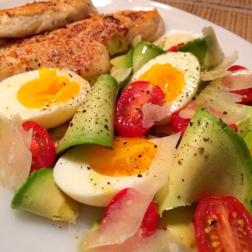 巷ではシェイブド・アボカドが流行ってると聞いて、シェイブって見たよ。
Post workout dinner! I heard shaved avocado is in right now. I tried it but I can't tell the difference. But looks pretty.|Nanaさん