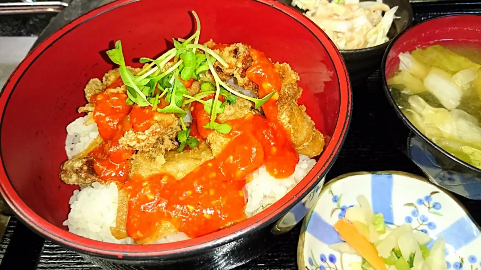 Snapdishの料理写真:揚げ豚チリソース丼|かいさん