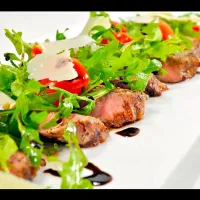 Beef sirloin "tagliata" with aragula salad and parmesan in balsamic vinegar cream|Pho Ong Tayさん