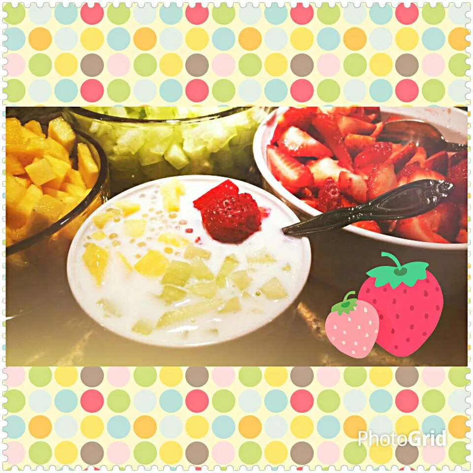 Tapioca coconut milk with fresh fruit for dessert tonight.|Jihollandさん