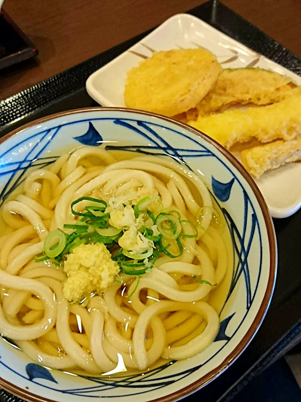 丸亀製麺のかけうどんと天ぷら３種(筍、いか、かぼちゃ)|すーさん