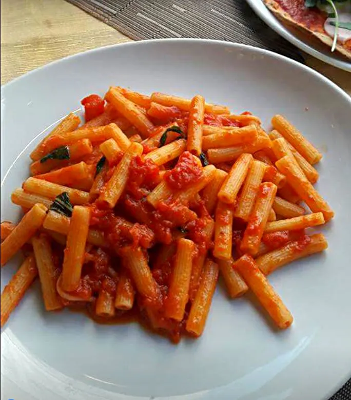 Italian Pasta with Tomatoes & Chilli Sauce|Jeab Lertさん