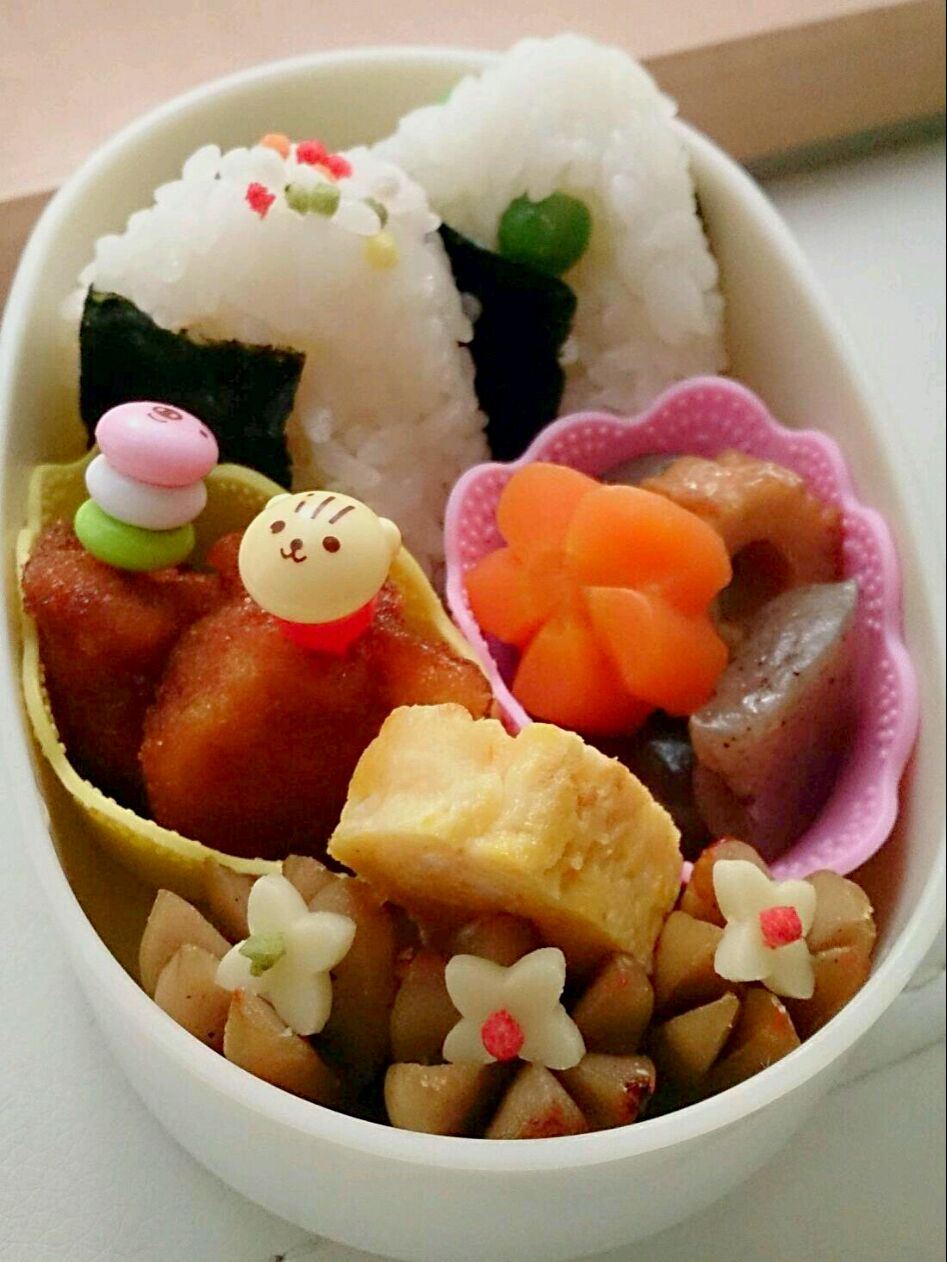 幼稚園弁当 おにぎり弁当 ウインナー 花人参 蒟蒻と竹輪の煮物 卵焼き ソースチキンカツ エンドウ豆 鮭のおにぎり等 とだとも Snapdish スナップディッシュ Id No41ua