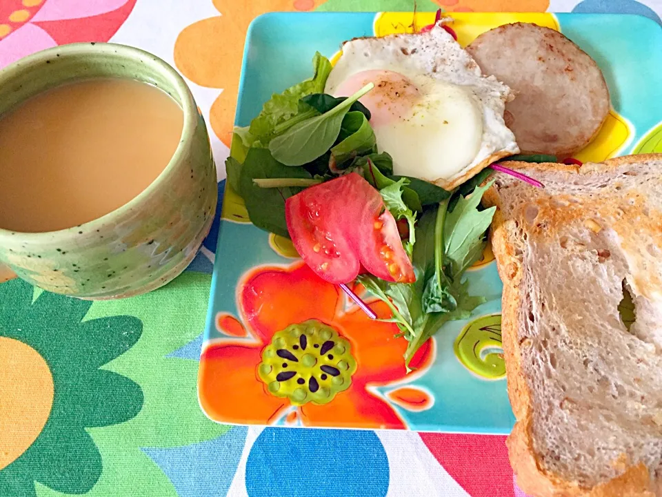 朝ごはん〜( ﾟДﾟ)くるみ食パン破けた！笑|さくたえさん