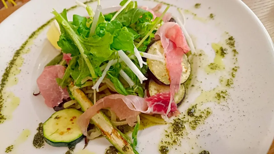 生ハムとグリル野菜のジェノベーゼパスタ🍝|じょうさん