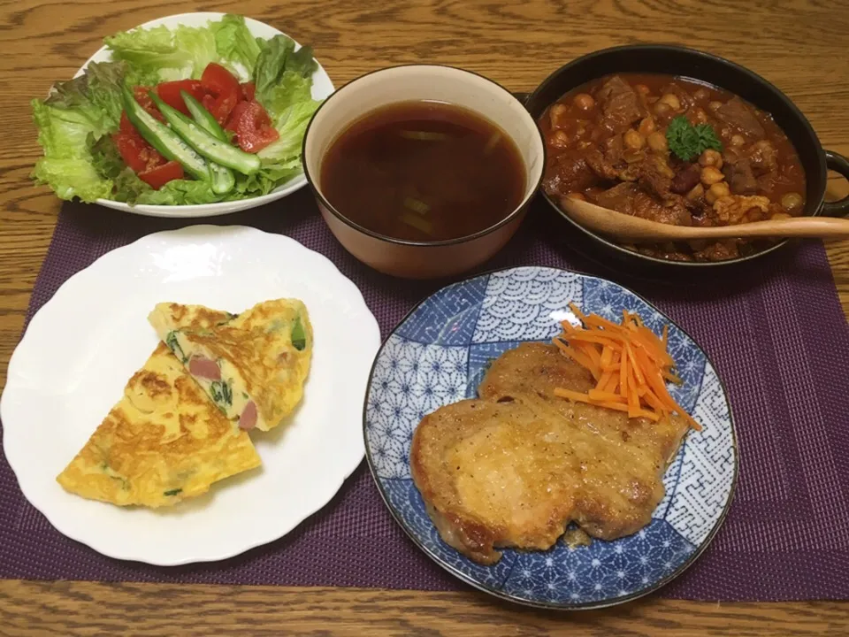 Snapdishの料理写真:トマト胡麻和えのサラダ・ワカメと青梗菜のお味噌汁・牛スジ肉とミックスビーンズのトマト煮込み・豚ロースの酢醤油ソテー・ウインナーのオープンオムレツ|美也子さん