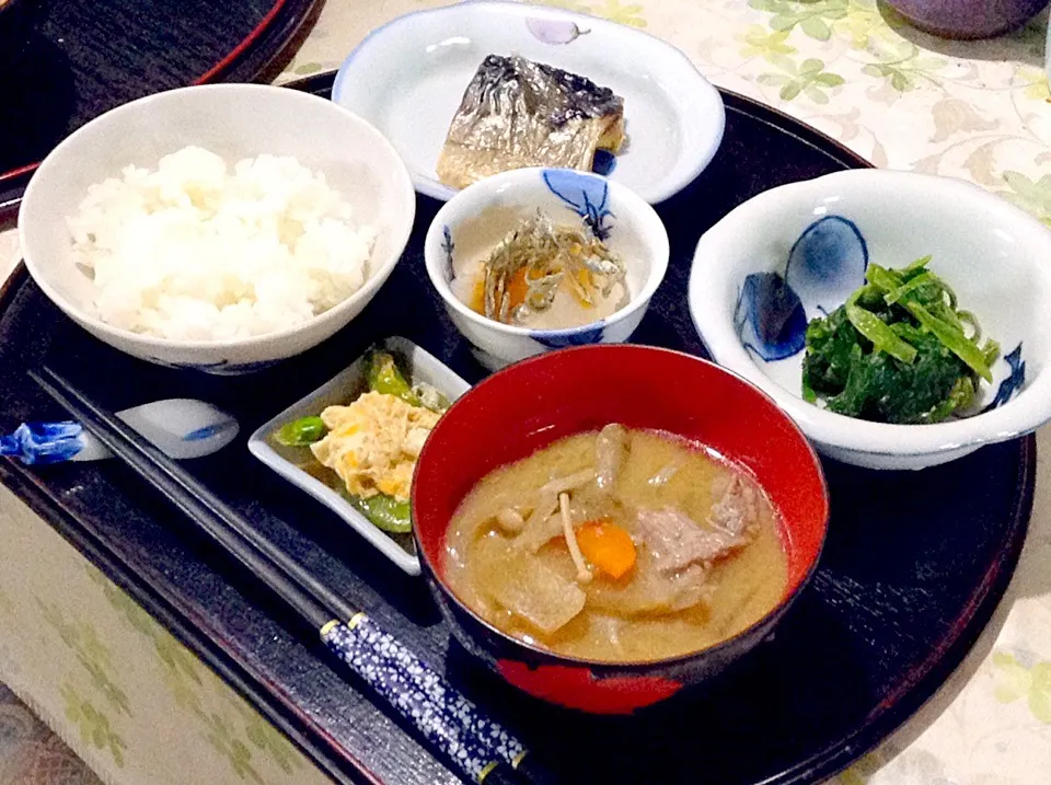 今日のお昼ご飯は、実家で塩さば定食、スナップエンドウ豆の玉子とじ、ほうれん草の胡麻和え、大根おろしとちりめん、豚汁、ご飯

父は茄子の柄が大好きで、茄子の絵柄の器ばっかり(^^)

時事問題から、家族の近況まで、色々話しながら頂きました。
お母さんの代わりにはなれないけど、2人で食べると美味しかったね(^^)|akazawa3さん