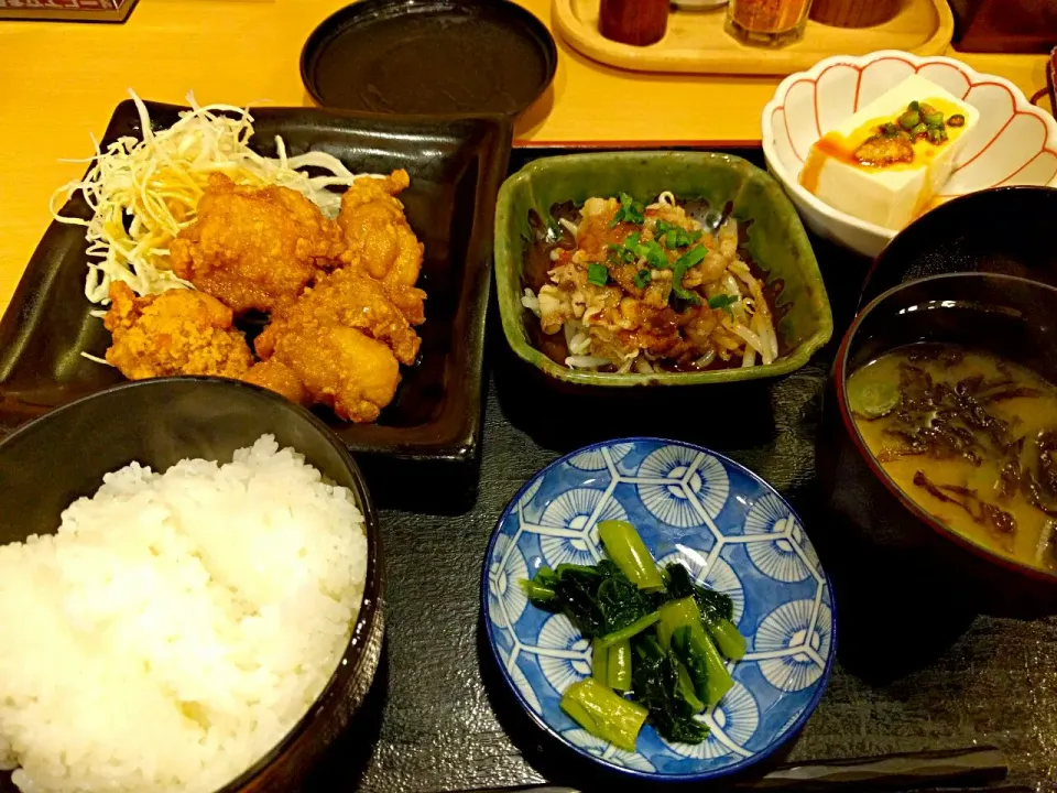 油淋鶏、カルビの辛み炒め、奴定食
天狗のランチ #唐揚げ #定食|sakumaさん