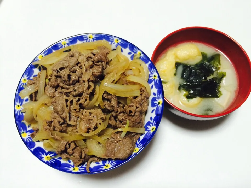 Snapdishの料理写真:牛丼
ワカメと麩のお味噌汁|あいさん