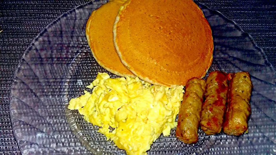 Scrambled Eggs with Cinnamon Hotcakes n Links Sausages.|Juan Simmsさん