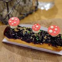 Magic mushroom chocolate eclair 😍|santi djulainiさん