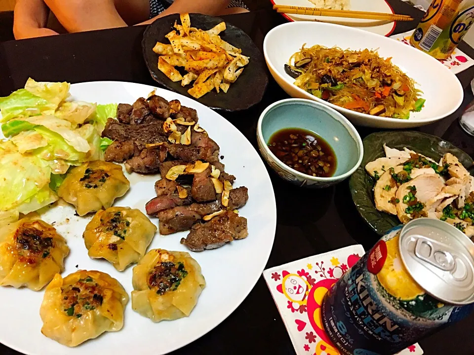 ・ステーキ+焼き餃子・牛排+煎餃
・春雨と野菜炒め・蔬菜炒冬粉
・蒸し鶏胸肉かけニラ醤油・韭菜醬油淋雞胸肉
・餃子皮フライ・下酒菜炸餃子皮|Madoka Suさん