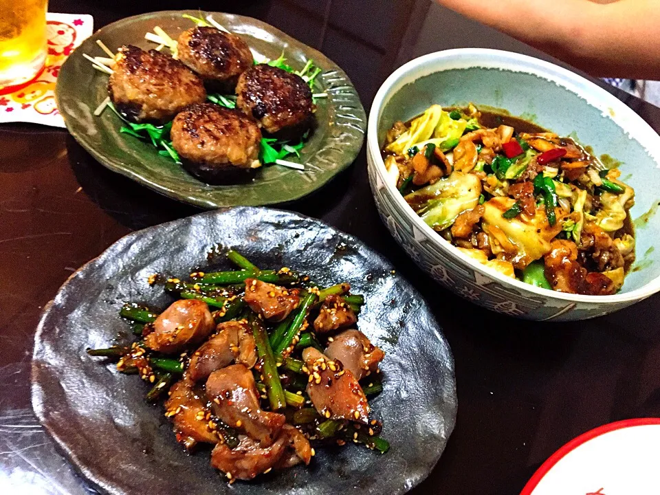 Snapdishの料理写真:・醤油味のしいたけ肉詰め・香菇肉排
・回鍋肉
・ニンニクの芽と砂肝の炒め・大蒜芽炒雞胗|Madoka Suさん