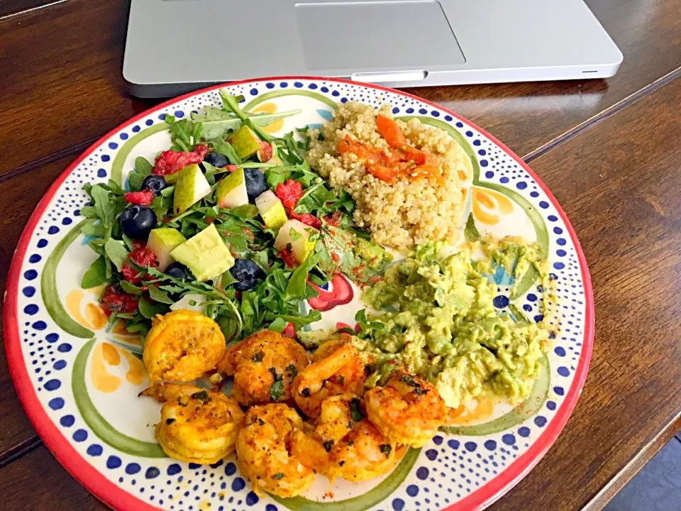 Spicy lime shrimp with yellow Quinoa and avocado with baby arugula topped with pear, blueberry & ginger dressing|agnesjakes27@gmail.comさん