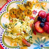 Curry, lime & cilantro shrimp with egg whites spinach, cheese & tomatoes with a multigrain English muffin topped with smucker's strawberry jam along with raspbe|agnesjakes27@gmail.comさん