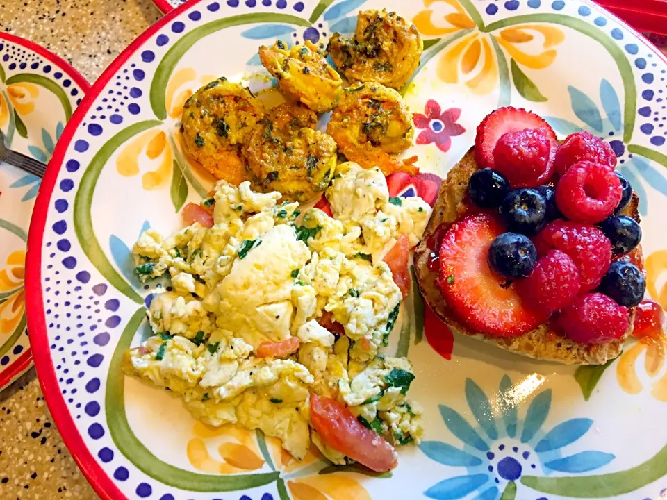 Curry, lime & cilantro shrimp with egg whites spinach, cheese & tomatoes with a multigrain English muffin topped with smucker's strawberry jam along with raspbe|agnesjakes27@gmail.comさん