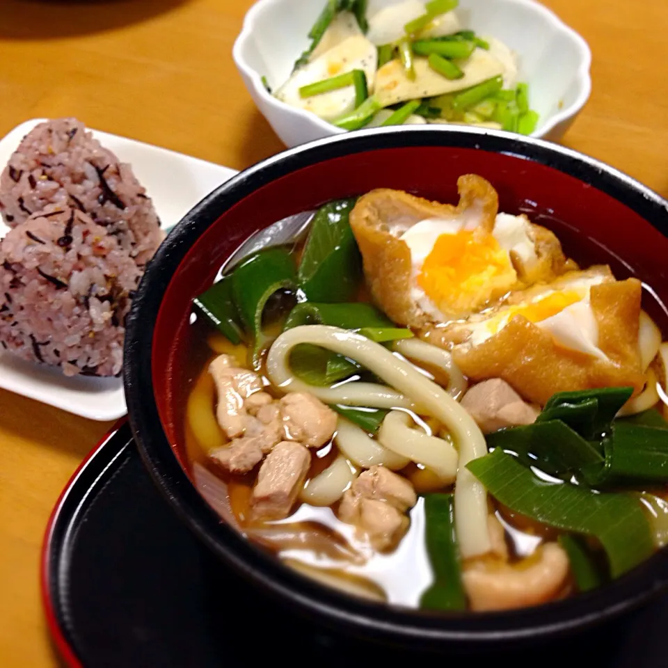 Snapdishの料理写真:夕食 ・狐と狸のコラボうどん ・三十穀米にソフトひじきふりかけを混ぜたおにぎり ・カブの浅漬け|Yu Yu mamaさん