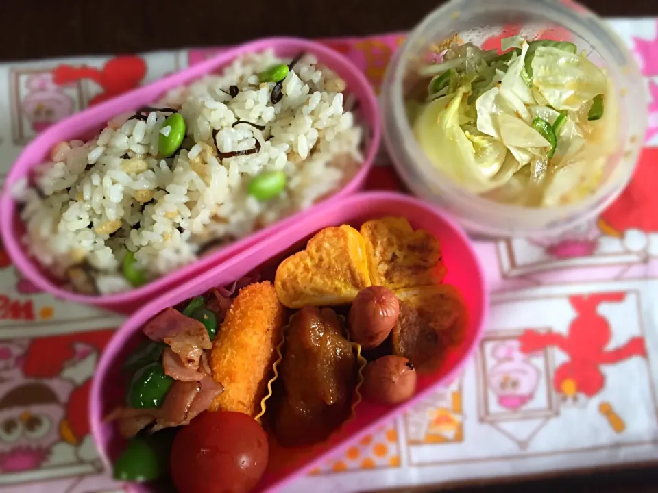 土曜日出勤お弁当 天かすと塩昆布と枝豆の混ぜ御飯と テキトーおかず^_^;💦 昨夜のグリーンサラダ付き（笑）|まるちゃんさん