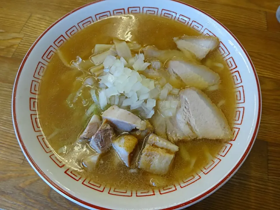 醤油ラーメン 極太麺 切り落としチャーシューと玉ねぎトッピング|まぐろさん