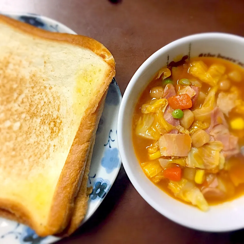 Snapdishの料理写真:Grilled Cheese And Minestrone Soup グリルチーズサンドとミネストローネスープ|Mama Kathi Dinerさん