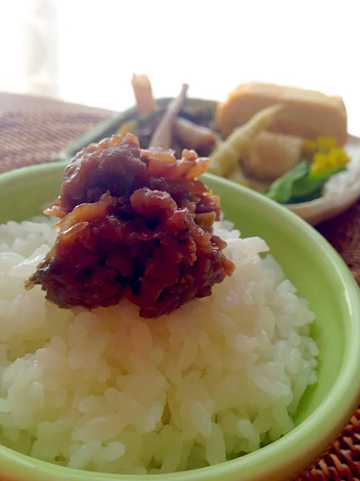 Snapdishの料理写真:あまねこ🌿さんのお料理、独活と豚挽肉の赤だし味噌を参考に、独活と豚挽肉と胡桃味噌を炊き立て御飯で😋🍚✨
おかずは卵焼き、根曲がり竹と揚げの煮物、独活の皮のきんぴら😄
独活味噌、最高😍御飯おかわりっ💨|アイさん