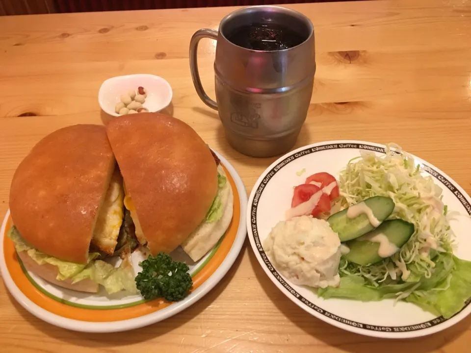 ハンバーガー＋ミニサラダ＋タップリアイスコーヒー|マロさん