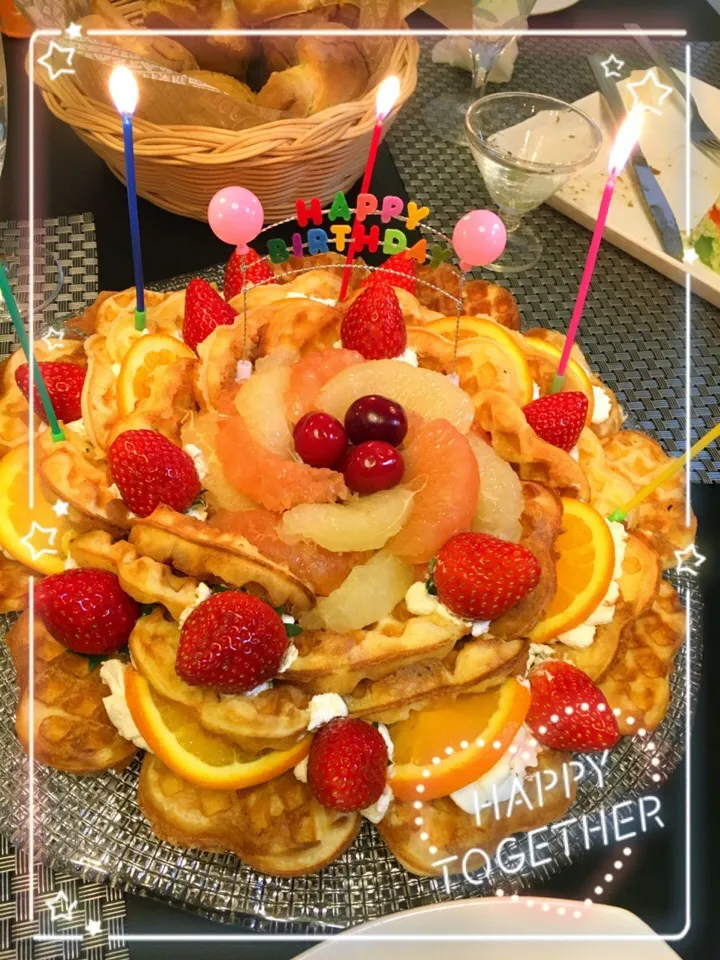 Snapdishの料理写真:アメリカンワッフルで、誕生日ケーキ|tomoさん