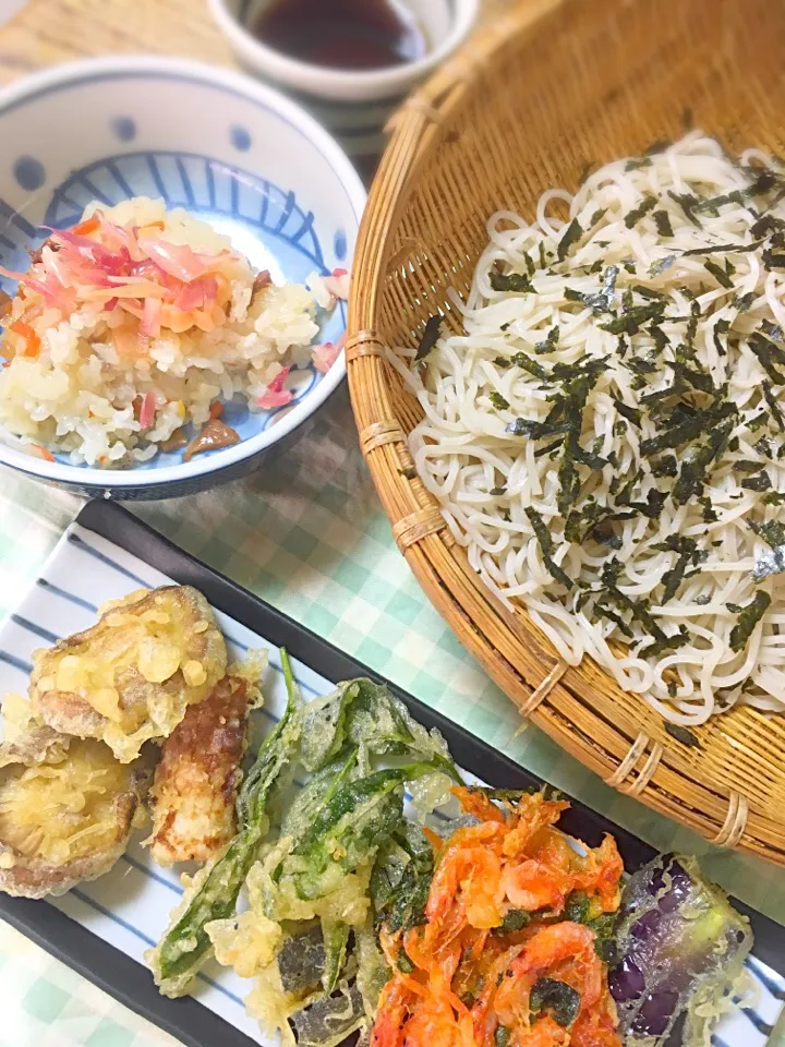 休日のお昼ごはん
・ざる蕎麦
・ミョウガのごはん
・椎茸、新茶、ナス、竹輪、桜海老の天ぷら|akiさん