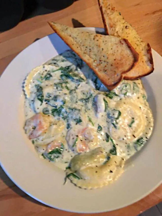 🍜🍃🍃🍜🍃🍃🍜🍃🍃🍜🍃🍃🍜🍃🍃🍜
🍃🍜🍃Shrimp & Spinach Ravioli with Garlic Bread 🍃🍜🍃 #Lunch at Bistro Italia in Baton Rouge Louisiana 🍜🍃🍃🍜🍃🍃🍜
 #Pasta #Main dish 
 #Seafood #Veget|Alisha GodsglamGirl Matthewsさん