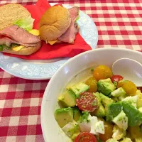 Roast Beef Sandwich With Avocado Tomato Mozzarella Salad 😍😍😍|Tomokoさん