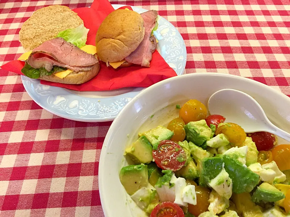 Snapdishの料理写真:Roast Beef Sandwich With Avocado Tomato Mozzarella Salad 😍😍😍|Tomokoさん