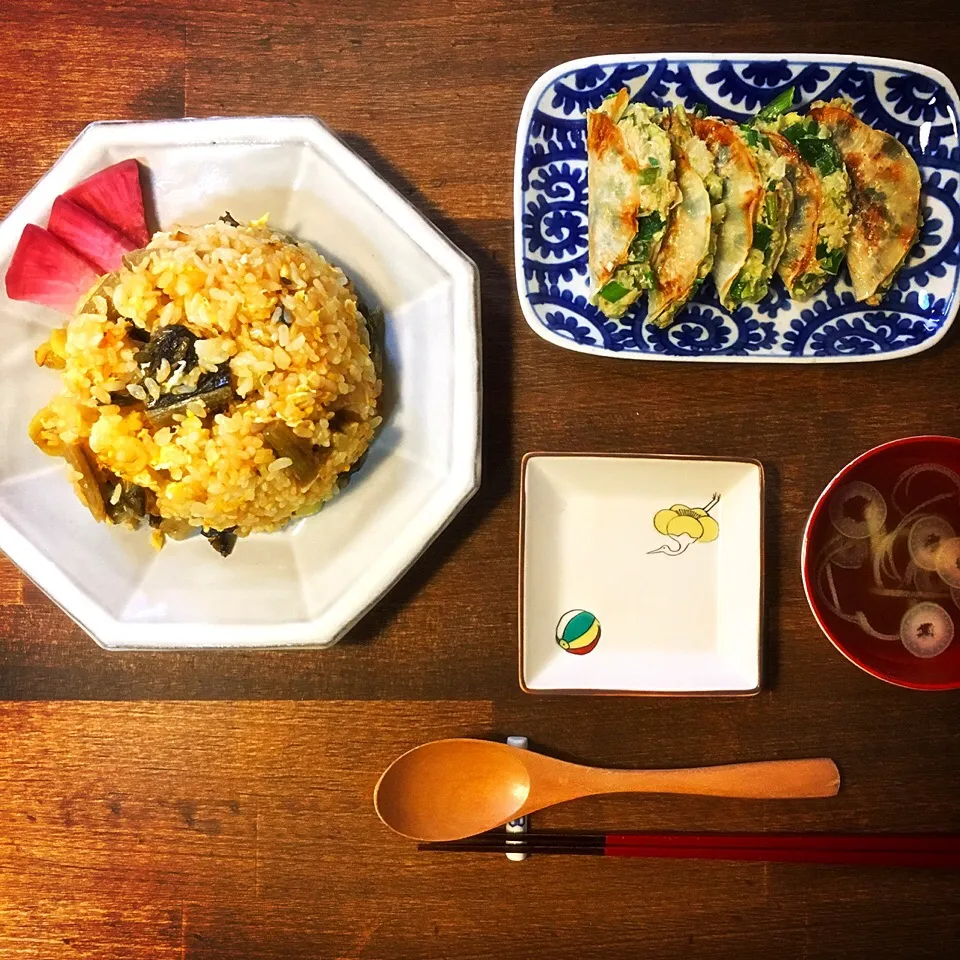 お昼ごはん。お友達の実家で漬けた野沢菜でチャーハン。余った餃子の具は大根で皮の代用。でもこれが超美味しかった〜😋|yukko7740さん