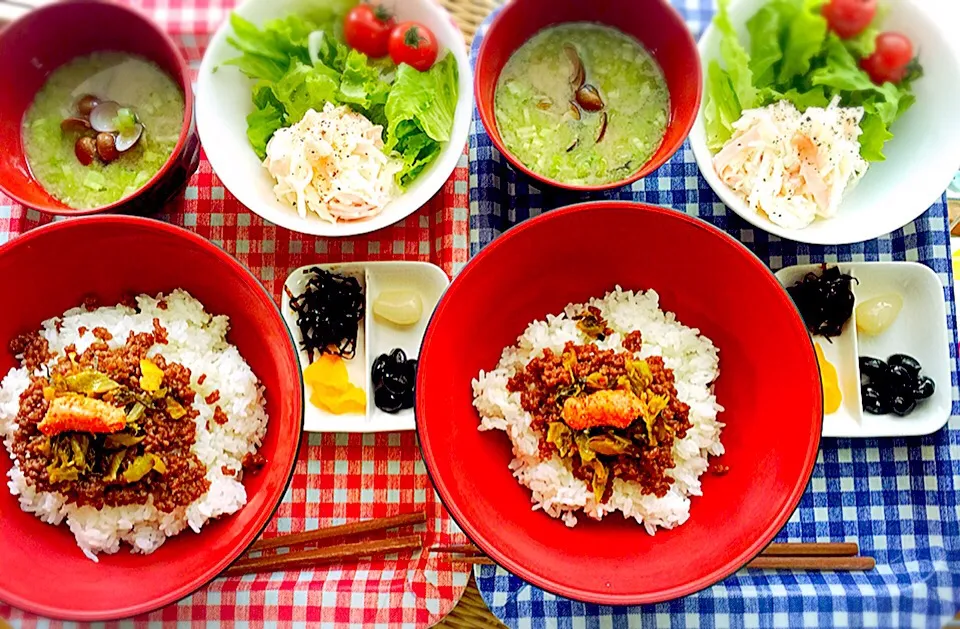 ⚕夜ごはん⚕

辛子明太子高菜そぼろ丼
と
しじみのお味噌汁
で
和|愛さん