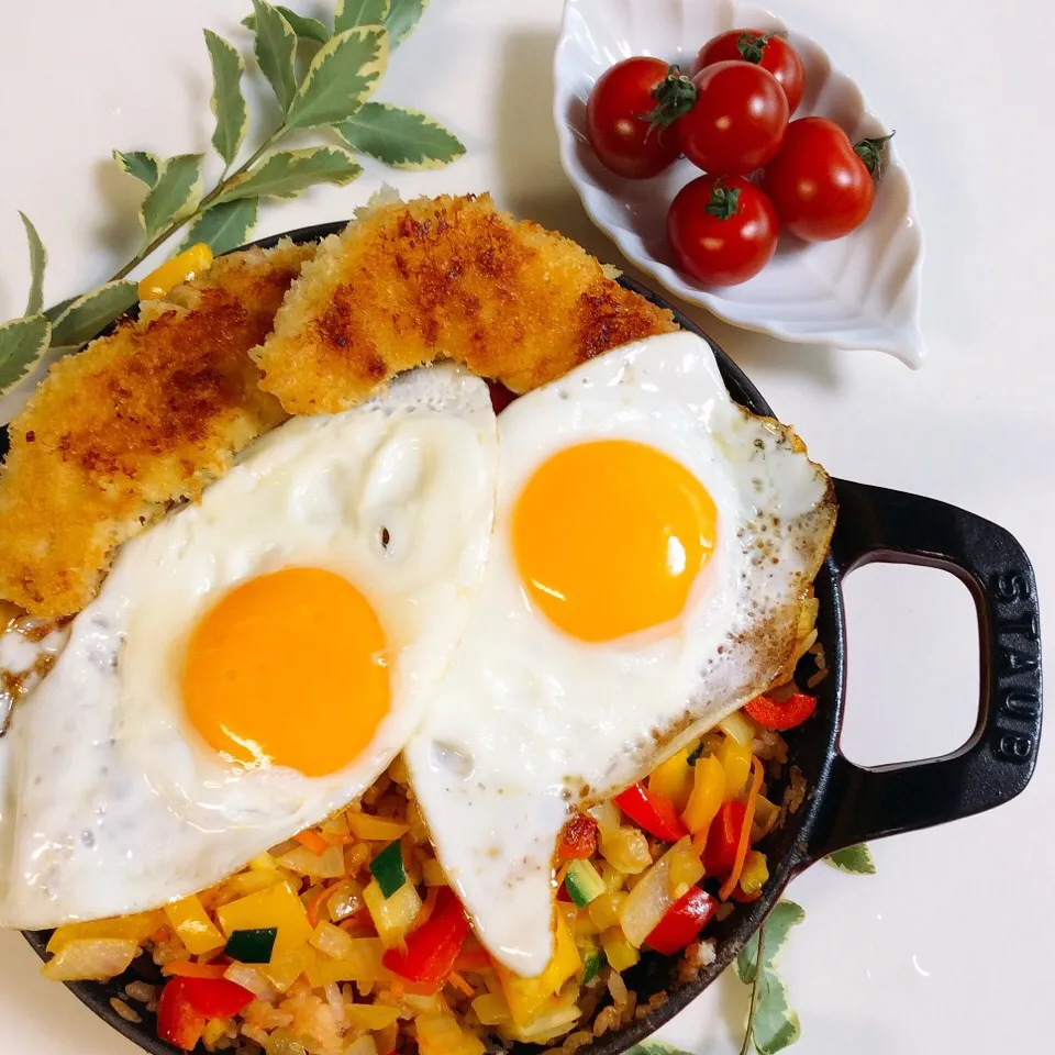 盛り盛りスキレット✨
ケチャップ炒めご飯
色々野菜炒め
ササミカツ
目玉焼き
炒めて、揚げて、載っけました👍|ゆかモンさん