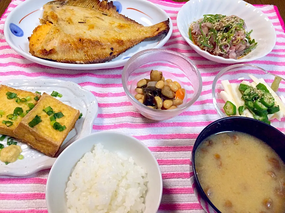 Snapdishの料理写真:カレイ焼  鯵のたたき 山芋オクラ 煮豆 なめこ味噌汁|Qootaroさん