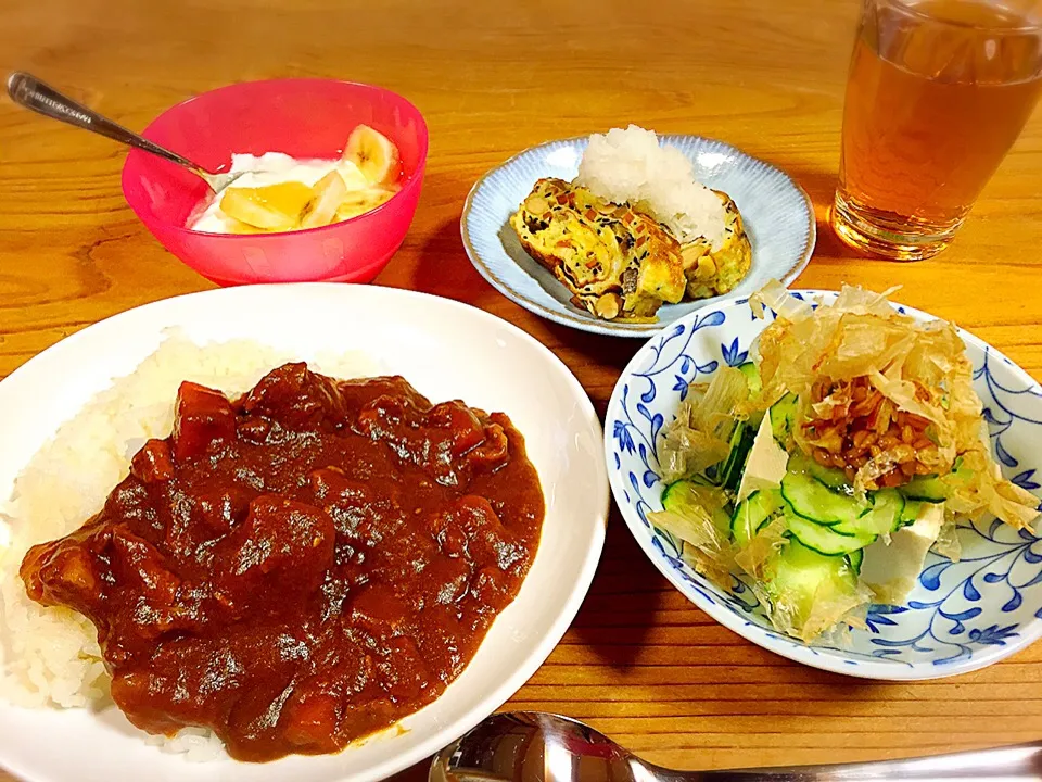 カレー、冷ややっこ、きゅうり、柚子もろみ、みょうが、鰹節。ヨーグルト。ひじきの煮物入り厚焼き玉子|pepiさん