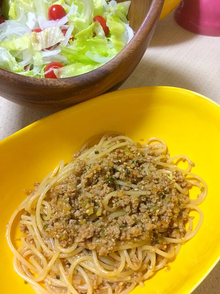 Snapdishの料理写真:ピリ辛ひき肉のネギごまパスタ|Hiropanさん